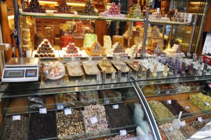 Die Auslage eines Süßwarenladens sieht verlockend aus.