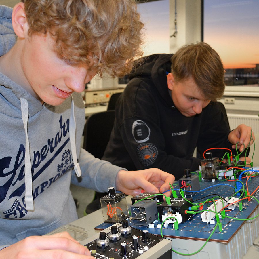 Studieninteressierte im Labor