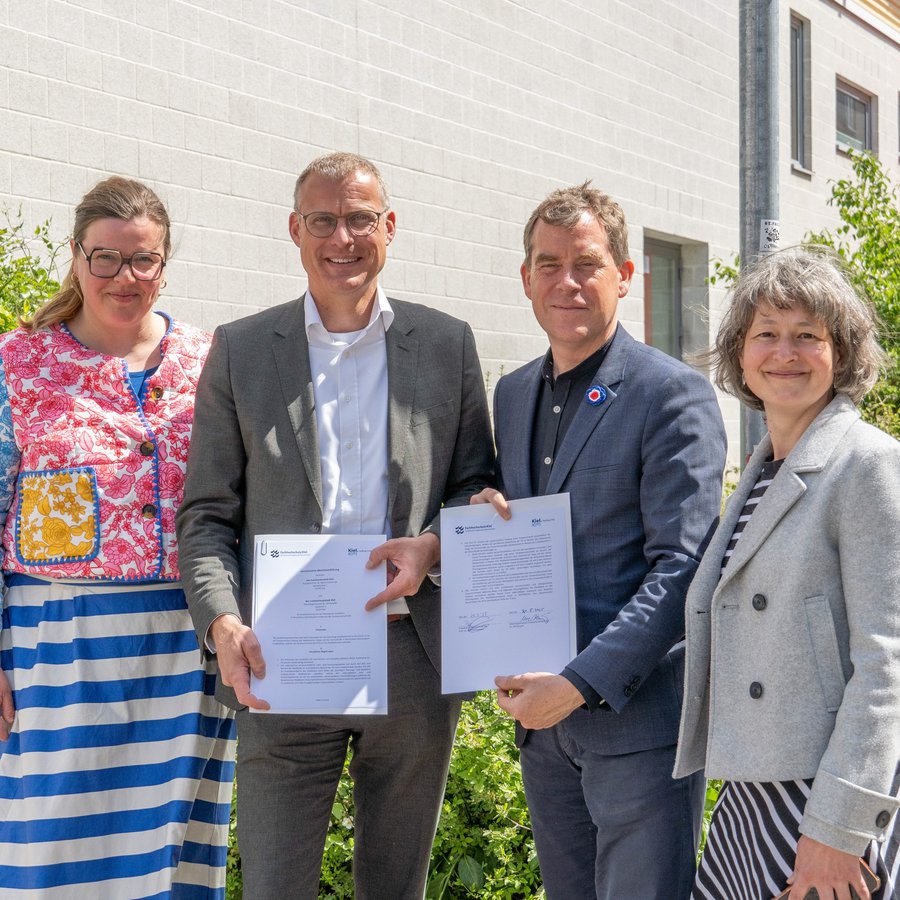 Den Letter of Intent präsentieren (von links) Mobilitätsdezernentin Alke Voß, FH-Kiel-Präsident Prof. Dr. Björn Christensen, Kanzlerin Dr. Anja Franke-Schwenk und Oberbürgermeister Ulf Kämpfer.