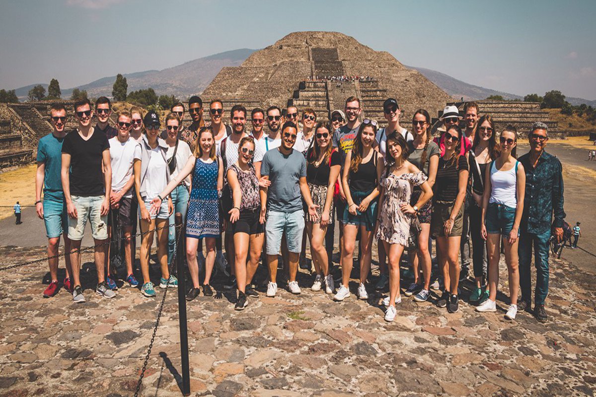 Gruppenfoto vor dem Vulkan Popocatépetl, der während der Winter School immer wieder kleine Aschewolken spuckte. Foto: Luis Fernando Vidal