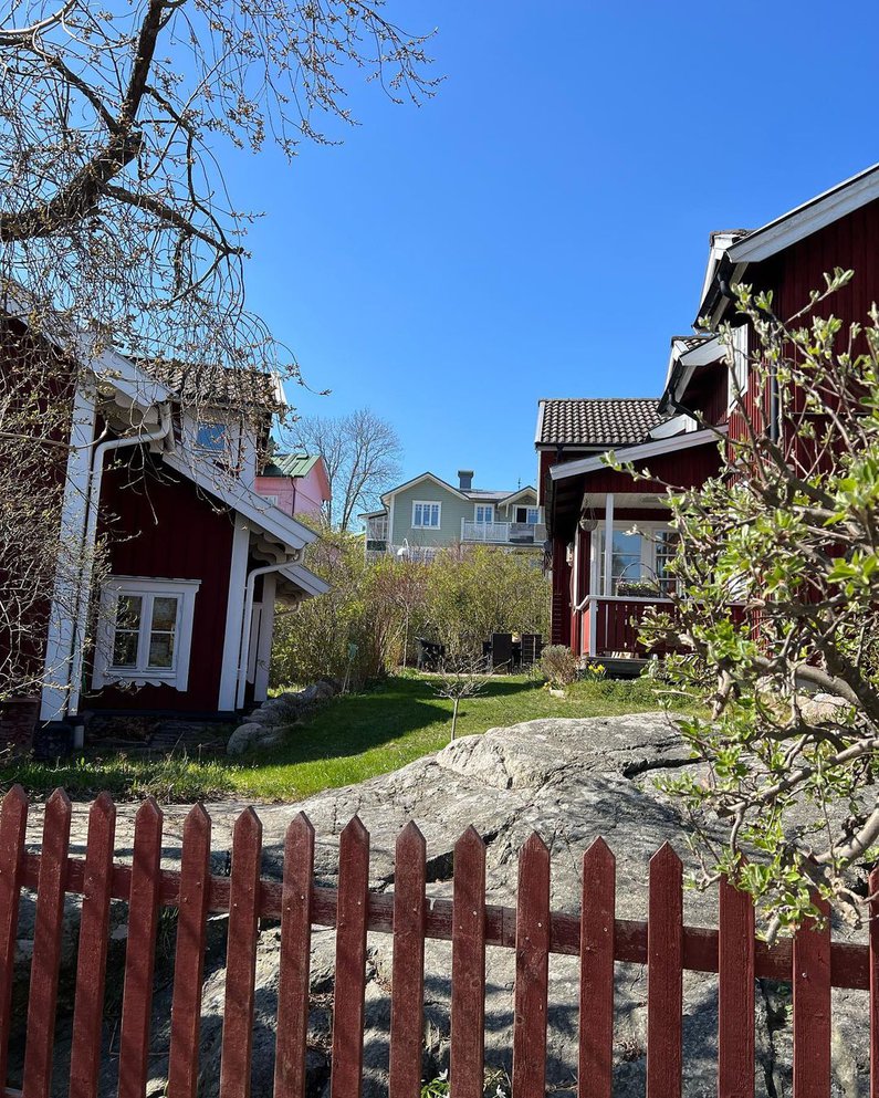 Kleine Häuschen in typischen Rottönen auf kleinen Inseln