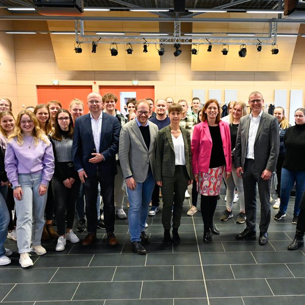 Gruppenbild aller Teilnehmenden der Bergrüßung der neuen Pflegestudierenden. 