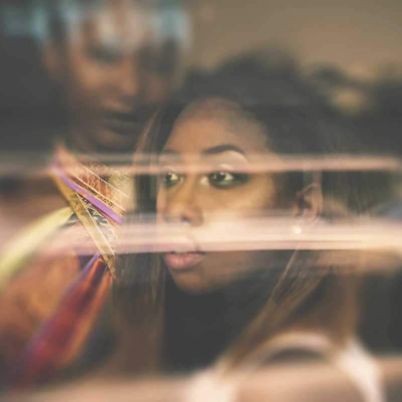 eine Frau hinter einem Fenster blickt auf ein Straße