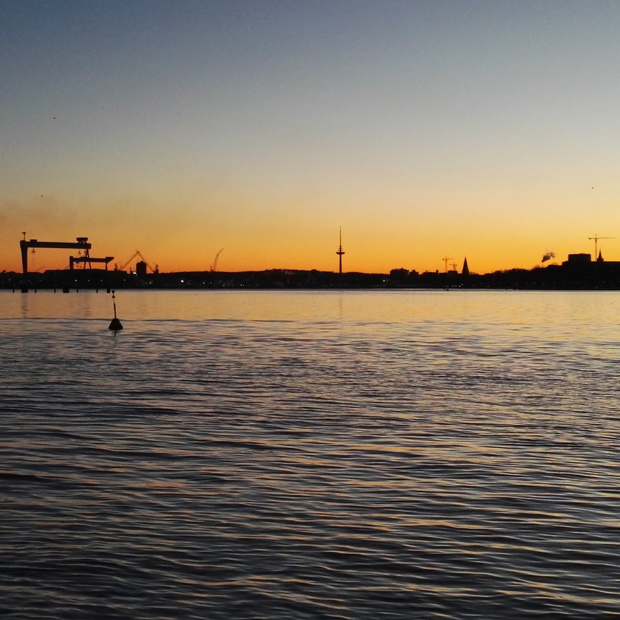Wasser und in der Ferne Kräne über Kieler Förde