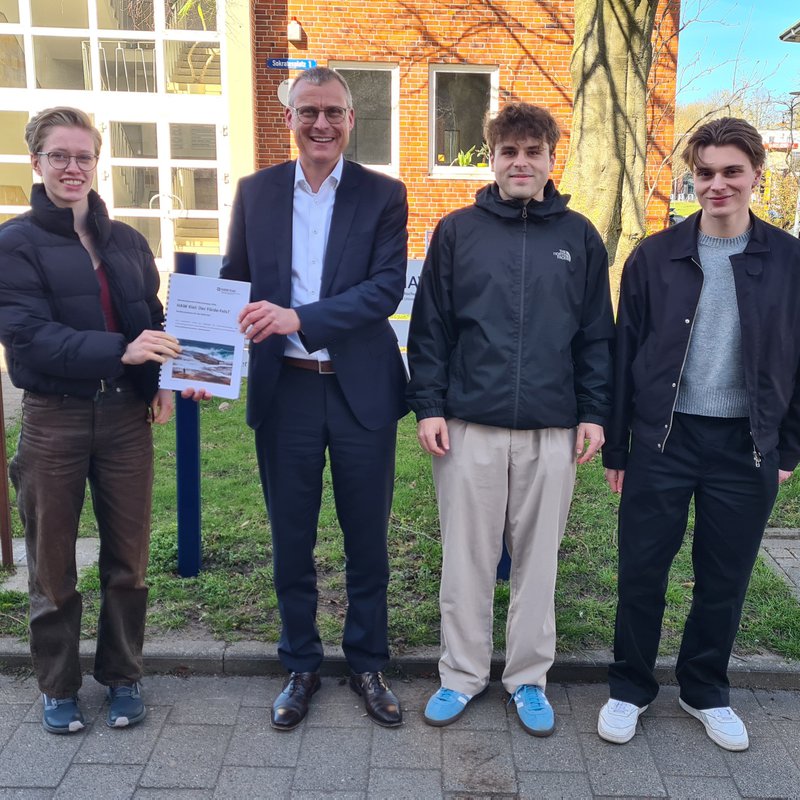 drei Studierende und ein Professor vor der HAW Kiel