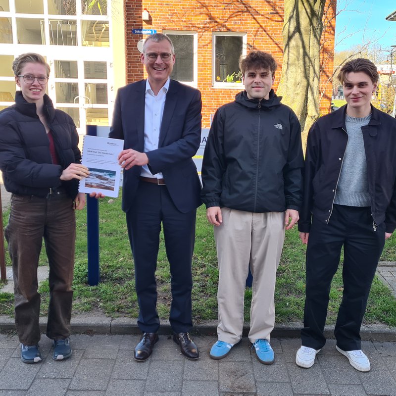 drei Studierende und ein Professor vor der HAW Kiel