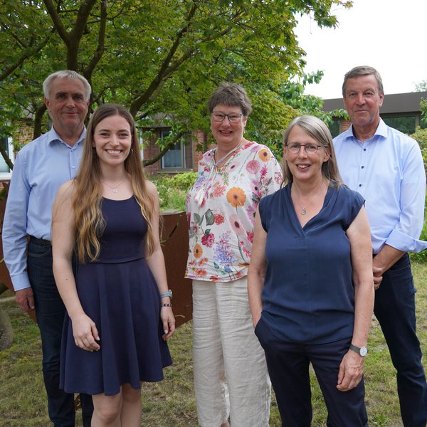 In einem begrünten Innenhof stehen 2 Männer undndrei Faruen und lächeln in die Kamera. Es sind von links nach rechts Prof. Dr. Urban Hellmuth, Kerstin Sick, Ulrike Rothkamp, Prof. Dr. Heidi Kjär und Prof. Dr. Rainer Wulfes.