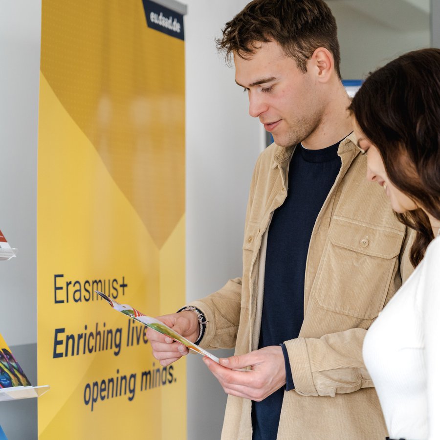 zwei Menschen schauen in eine Broschüre