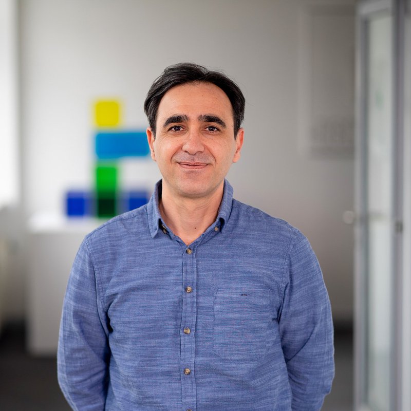 Ein Mann mkittleren Alters guckt in die Kamera. Prof. Dr. Serhat Yalçın lehrt Soziale Arbeit in der Migrationsgesellschaft am Fachbereich Soziale Arbeit und Kindheitspädagogik  