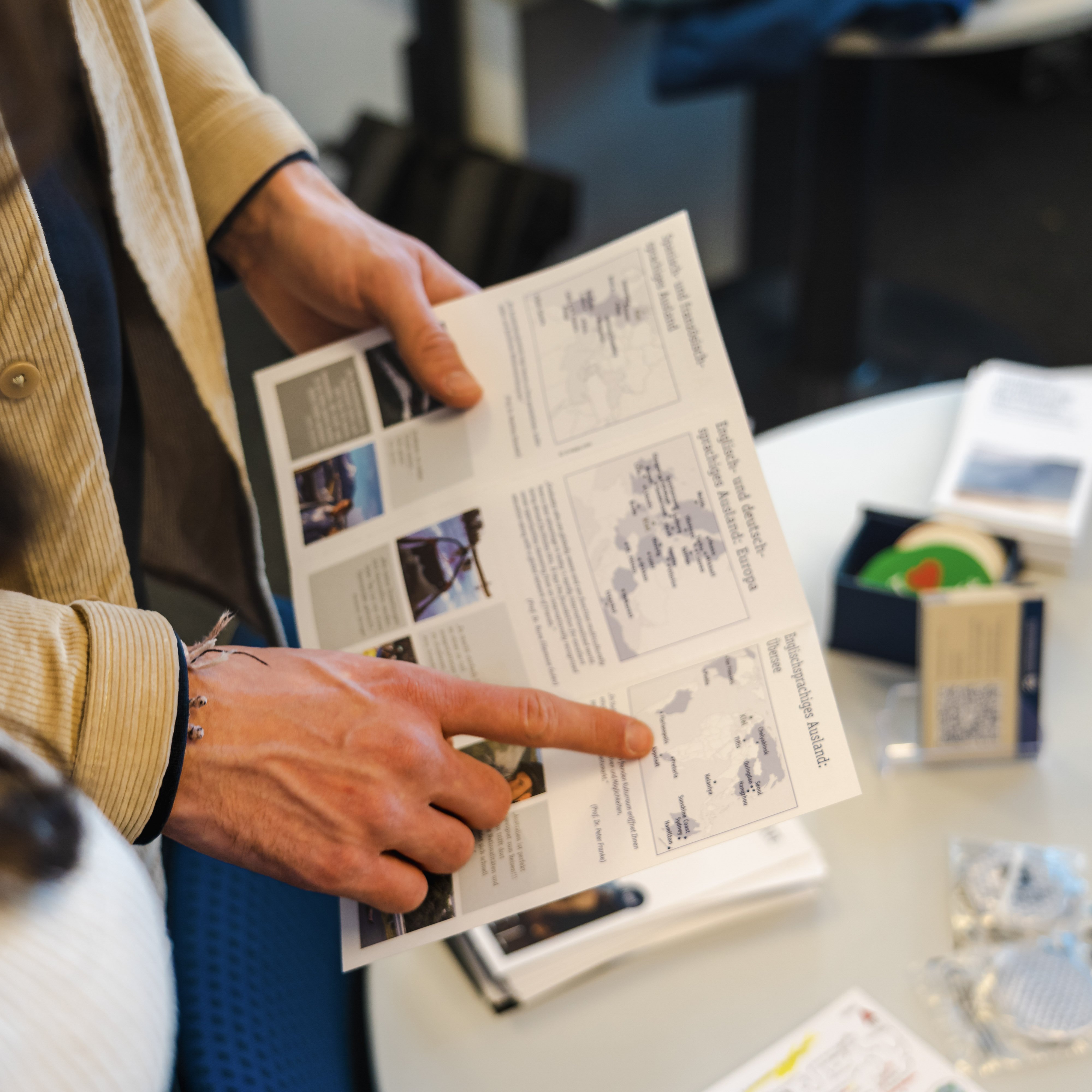 ein Mann zeigt auf einen Flyer