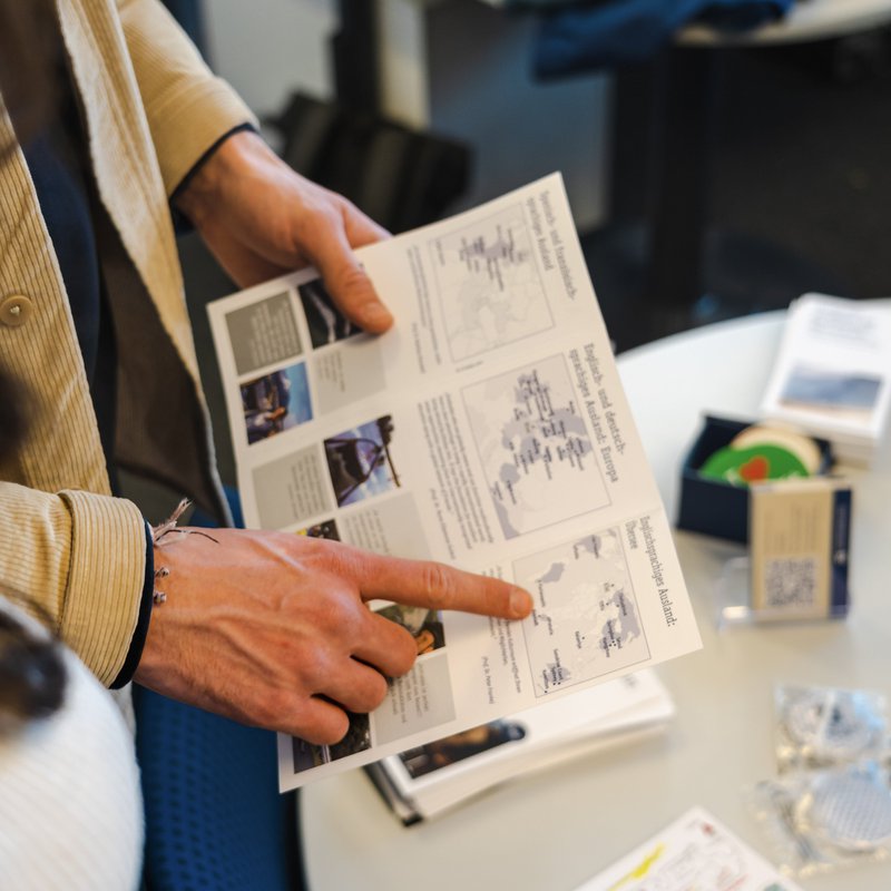 ein Mann zeigt auf einen Flyer