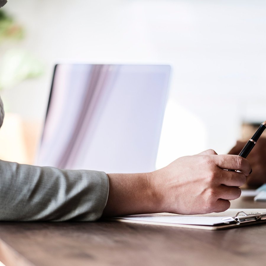 Zwei Personen am Tisch mit Notizblock