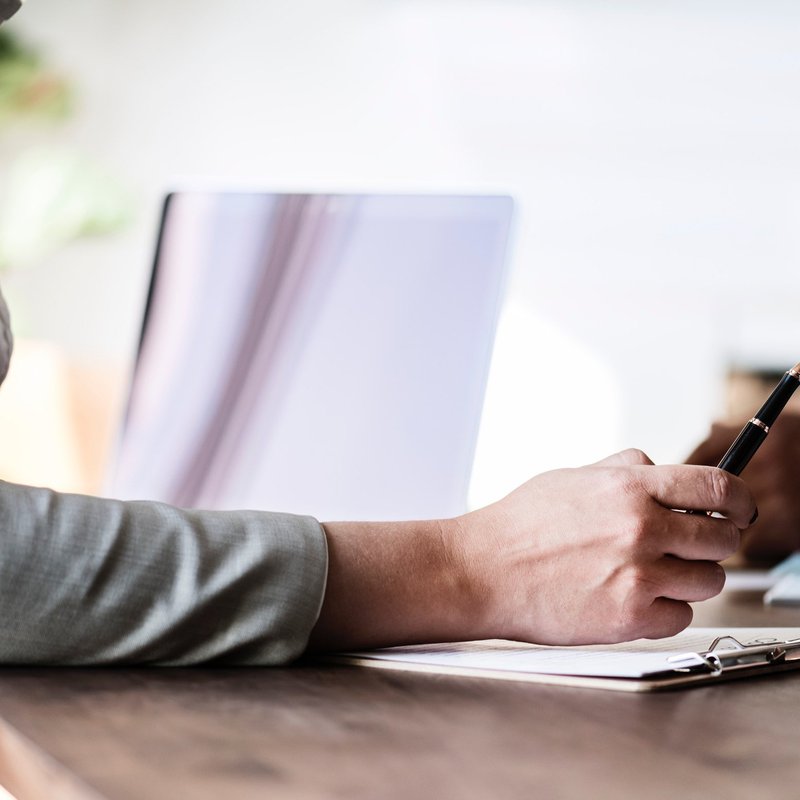 Zwei Personen am Tisch mit Notizblock