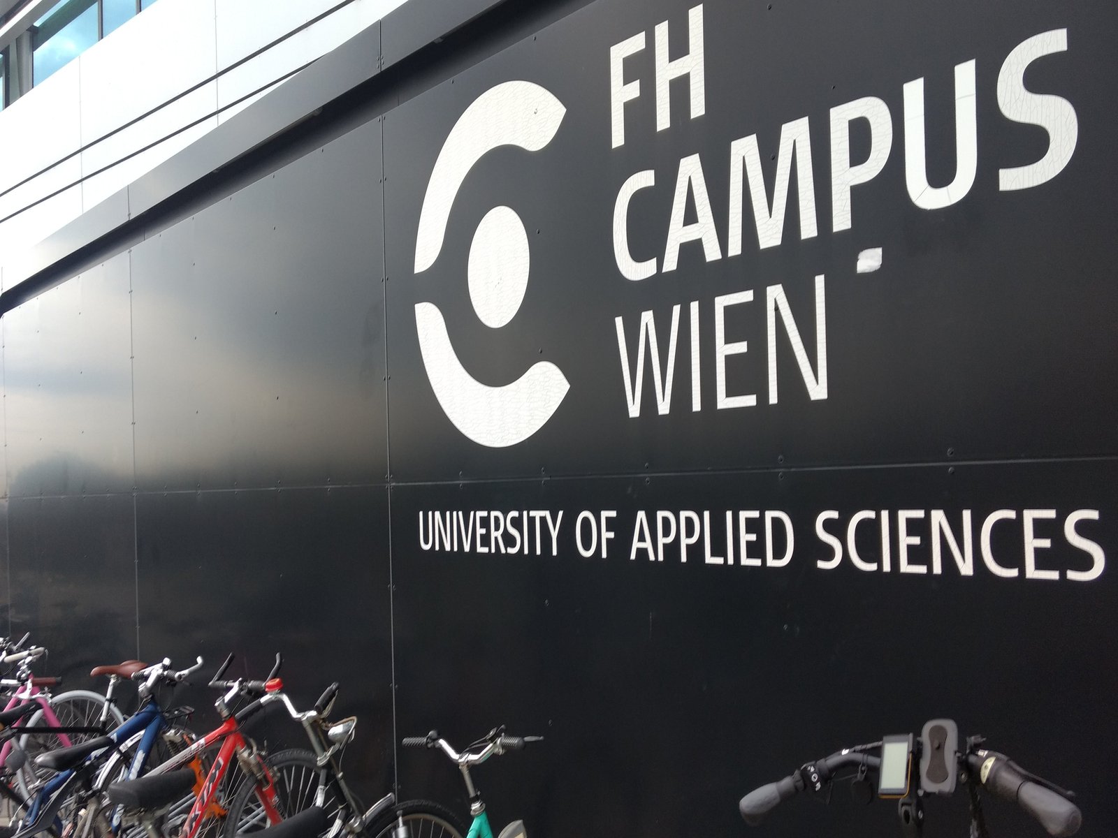 Auf dem FH Campus Wien erhielt die Gruppe einen Einblick in den berufsbegleitenden Bachelorstudiengang „Sozialmanagement in der Elementarpädagogik“. Foto: Nadine Backer