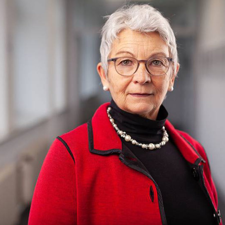 Foto:Pilch Portrait einer Frau in einem langen Gang