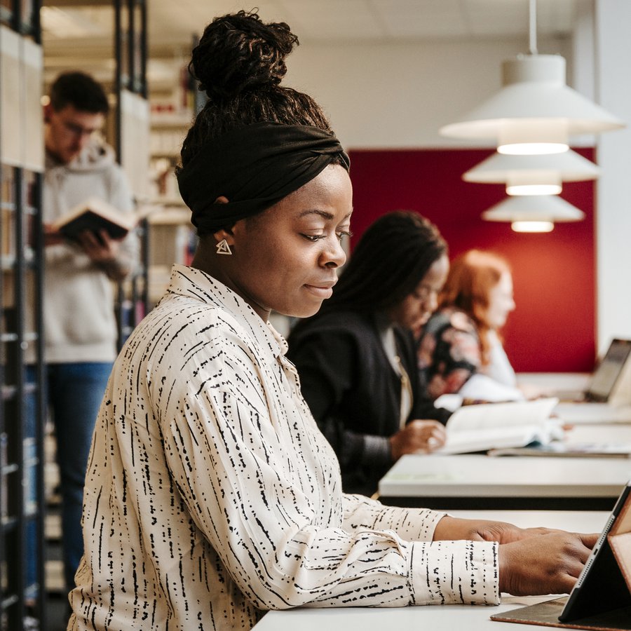 Foto: Börm Studienrende an einem Tisch in einer Bibliothek