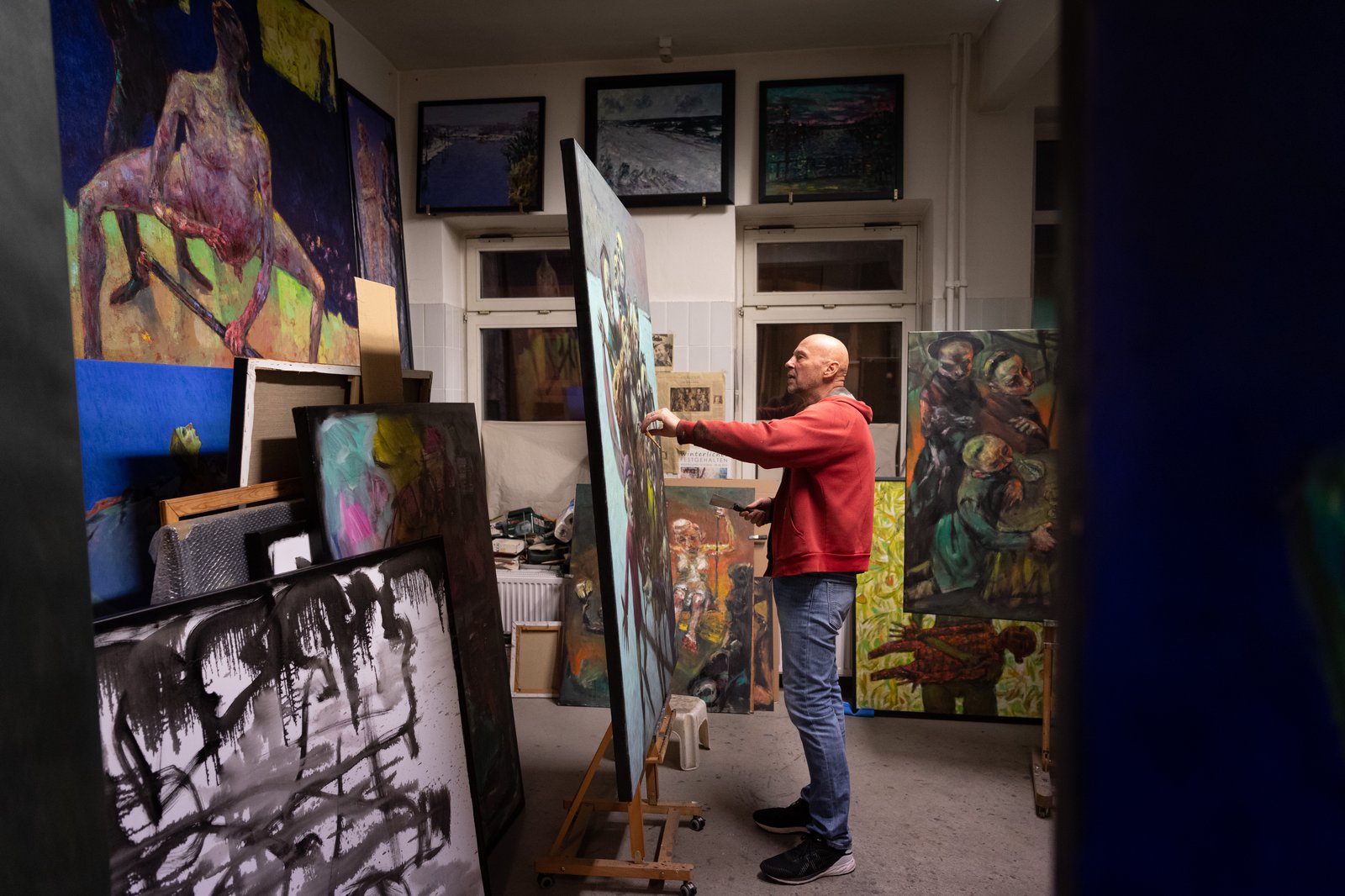 Der Künstler Wolfi Defant im Atelier