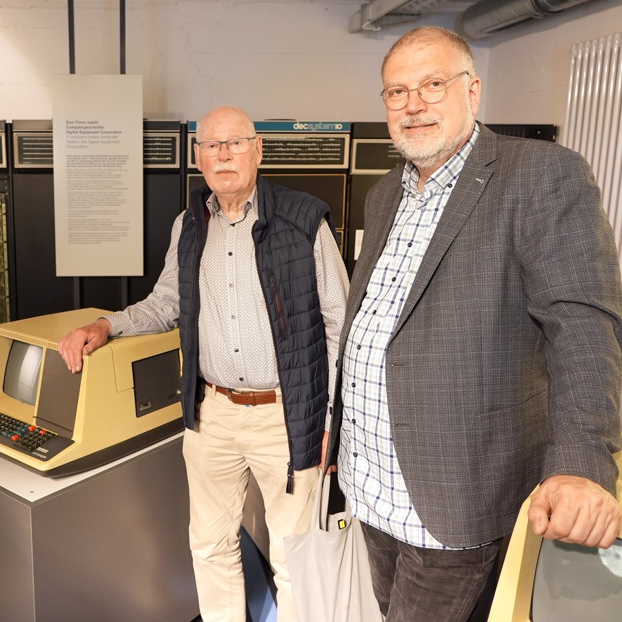 Horst Holm (links) und Markus Schack stehen im Computermuseum der FH Kiel
