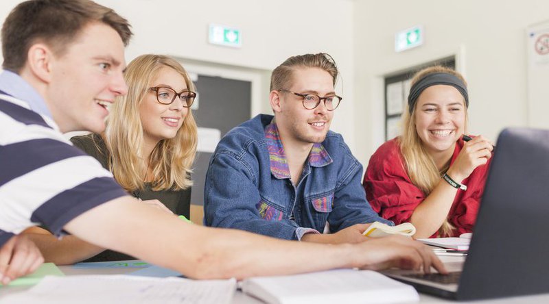 Studierende bei der Zusammenarbeit