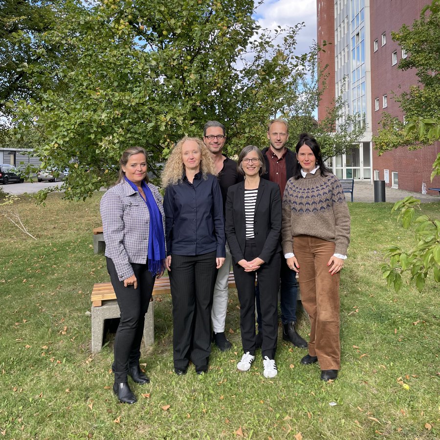 Auf dem Bild sind 6 Personen auf einer Wiese zu sehen. Es handelt sich um Mitglieder des Forschungsteams Innovation in Sozialer Arbeit und Kindheitspädagogik des Promotionskollegs Schleswig-Holstein.