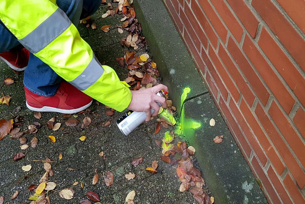 Die Markierung zeigt: Genau hier verläuft ein Hochspannungskabel in einem Meter Tiefe. Foto: Rethmeier