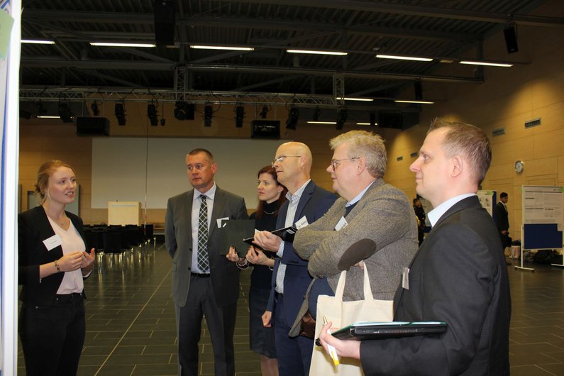 Die Studierenden mussten ihre Ergebnisse vor einer fünfköpfigen, internationalen Fachjury präsentieren.