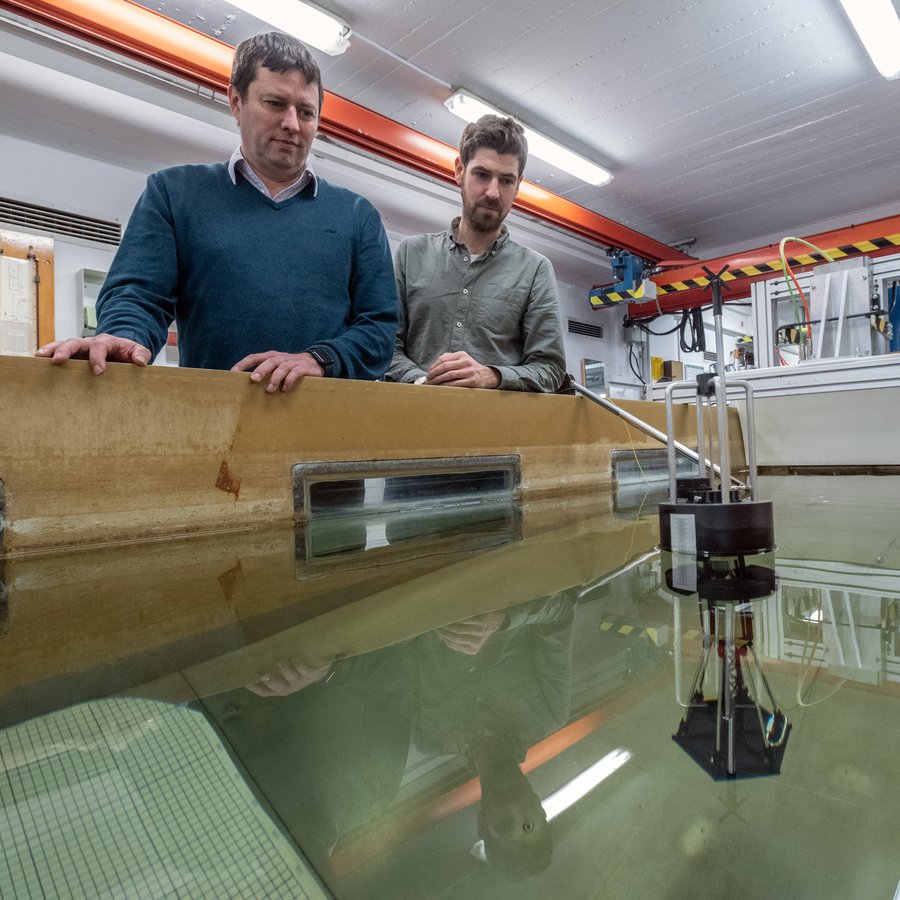 Wellenkraftwerk Aurelia WINO Transport- und Installationskonzept Julian Pforth (links), wissenschaftlicher Mitarbeiter, und Prof. Dr.-Ing. Christian Keindorf stehen am Umlauftank des Instituts für Schiffbau