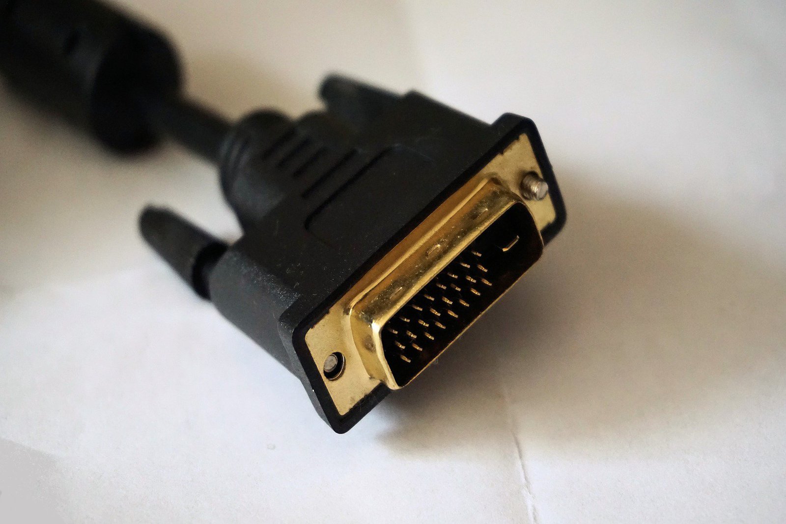 Ein schwarzes Kabel.