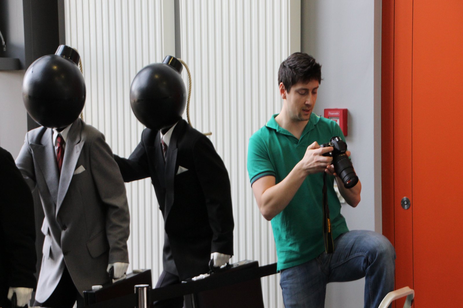 Das Bild zeigt eine Fotografen neben zwei Installationen, die wie die Musiker von Daft Punk aussehen.