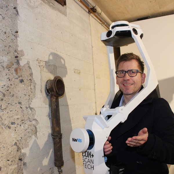 Digitalisierung in der Betoninstandhaltung_3 ein Mann mit einem Laserscanner-Rucksack im Bunker-D der Fachhochschule Kiel