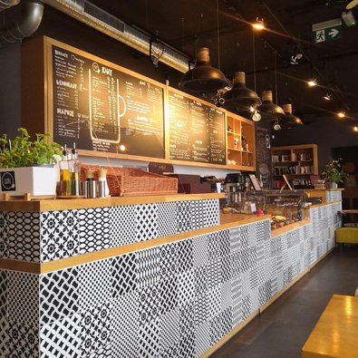 Eine geometrisch eingerichtete Bar in Lodz