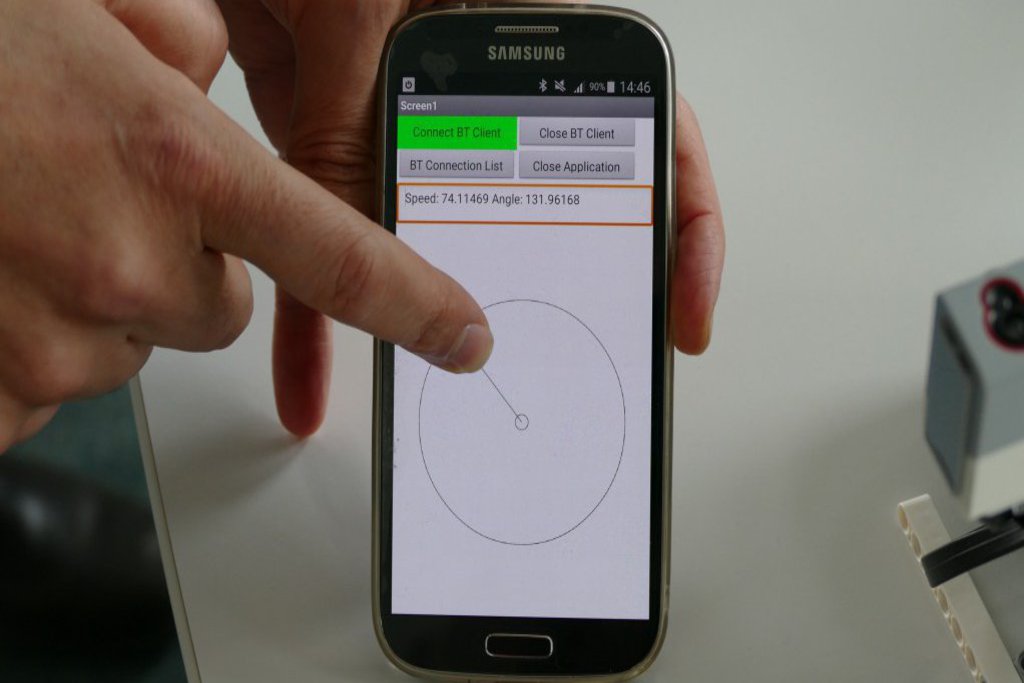 Eine Hand hält ein Smartphone, die andee tippt auf dessen Touchpad. Es ist eine App geöffnet, die einen Kreis und den dazugehörigen Radius anzeigt.
