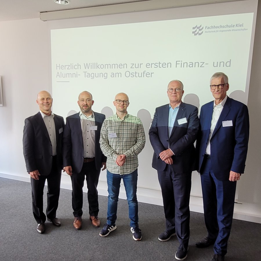 Männer auf einer Bühne