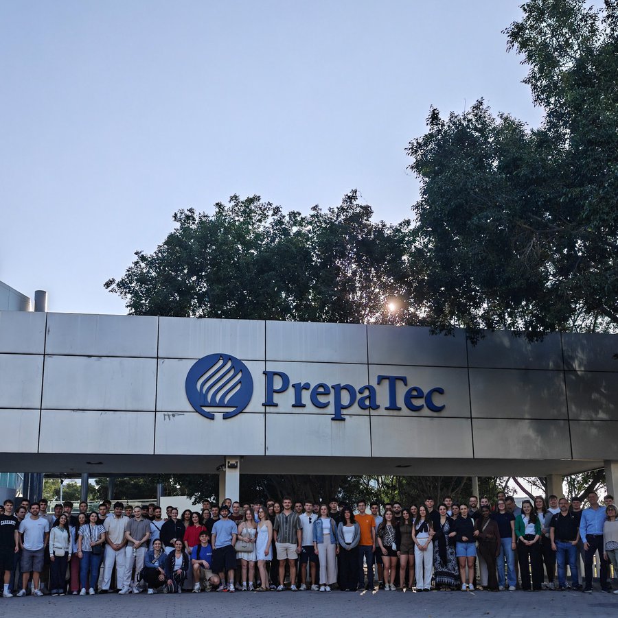 Studierende vor einem Gebäude in Mexiko