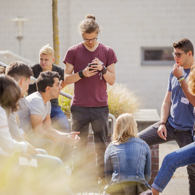 Studierende auf dem Campus.