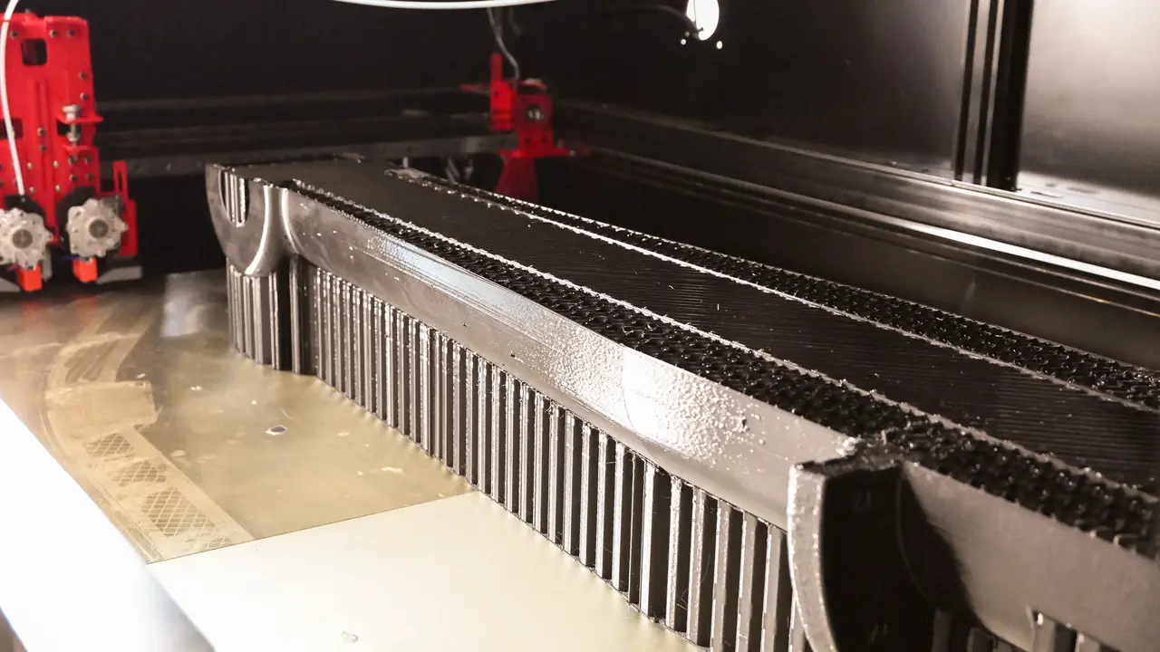Arbeitsraum des 3D-Druckers mit Teil