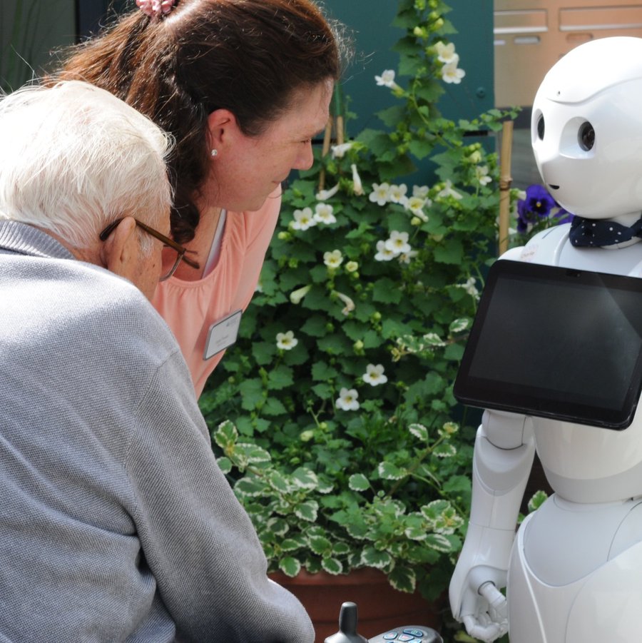 Roboter Charlie im Einsatz im Pflegezentrum Travetal