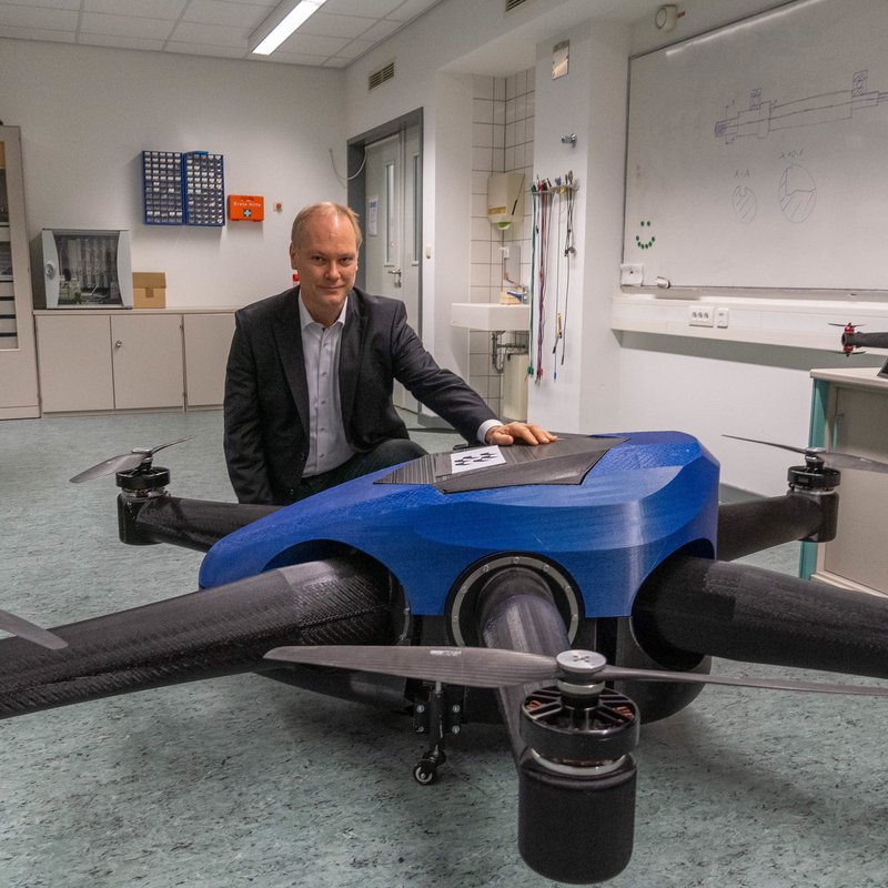 Prof. Dr.-Ing. Jochen Immel mit dem Herzstück des Projekts AERO-SH: Die an der HAW Kiel entwickelte Drohne stammt - bis auf Propeller und Motoren – aus einem hochschuleigenen 3-D-Drucker. 