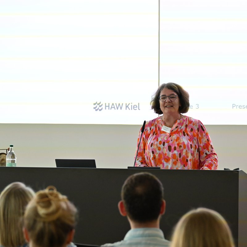 Eine Frau in einem Saal