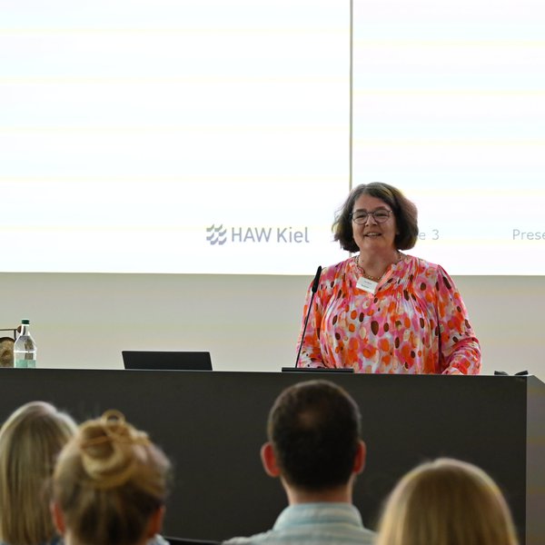 Eine Frau in einem Saal
