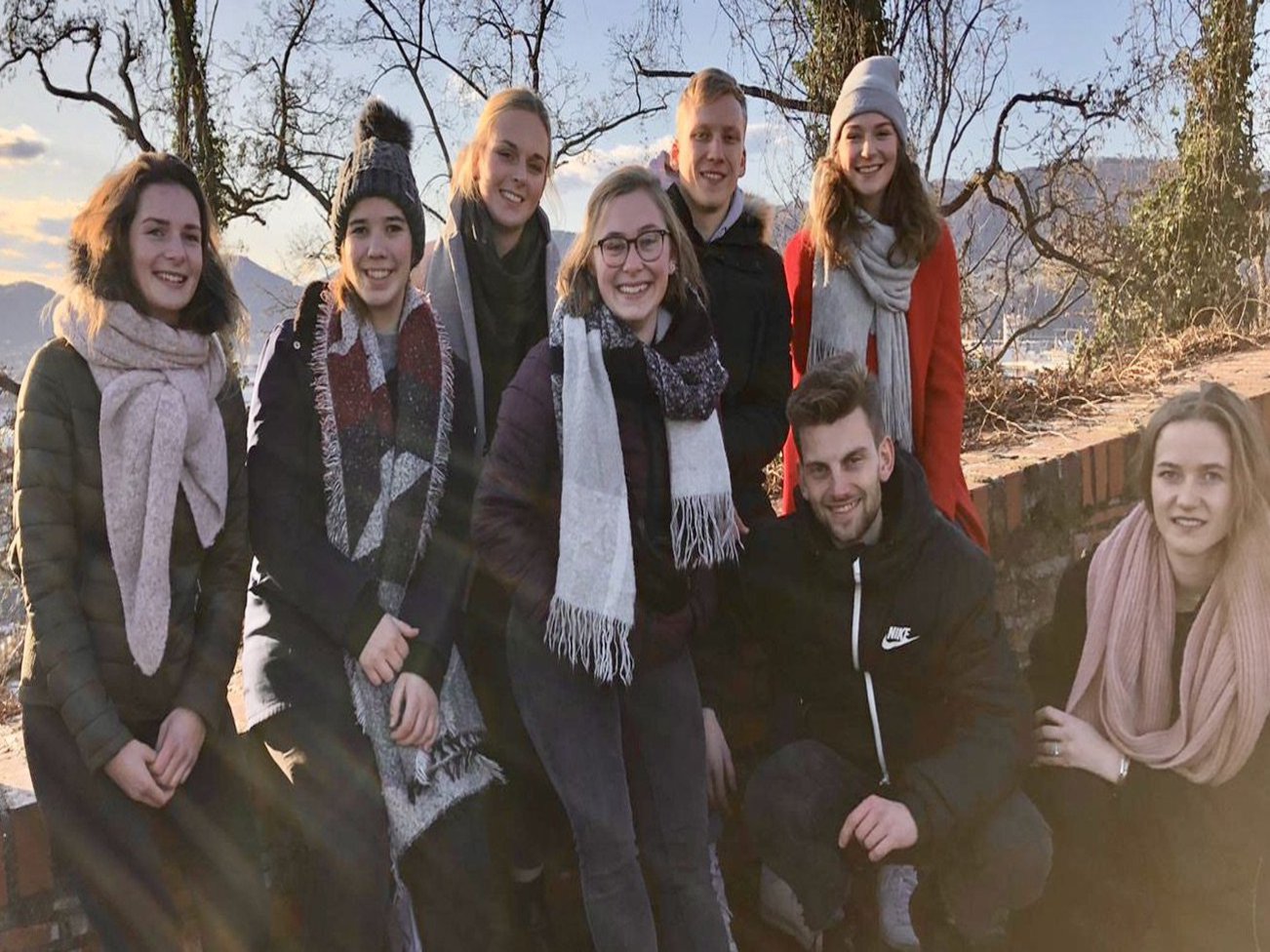 Eine Gruppe Studierender an einem Aussichtspunkt.