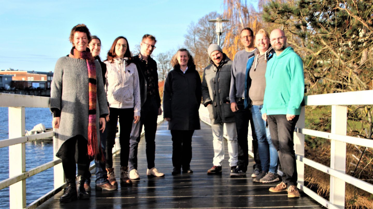 eine Gruppe von Menschen auf einem Steg