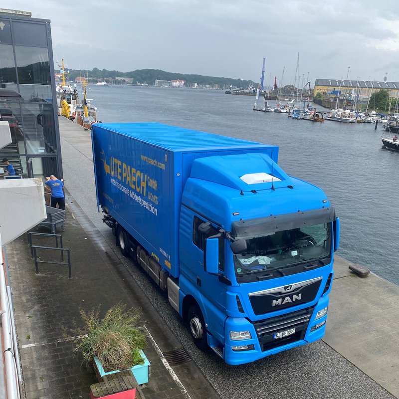 blauer LKW, der am Hafen steht