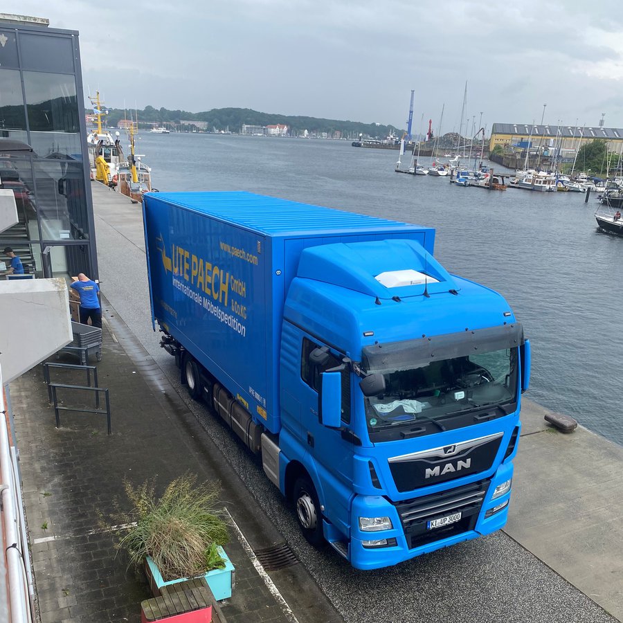 blauer LKW, der am Hafen steht