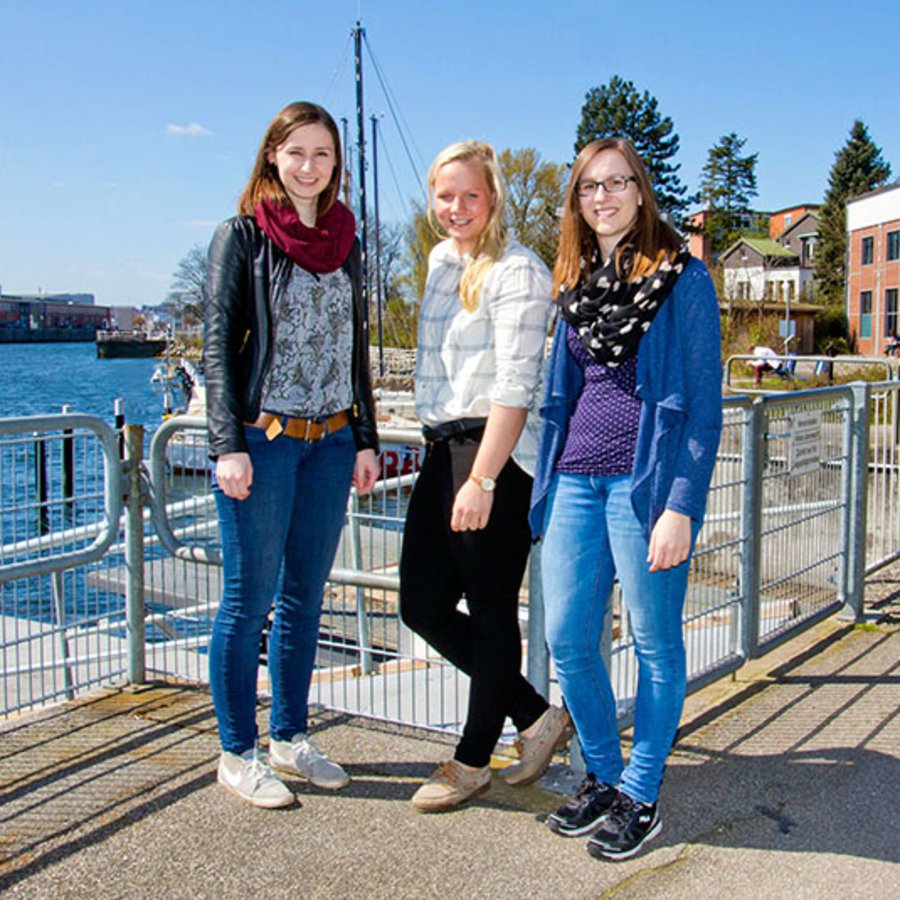 TMM-Studentinnen Drei TMM-Studentinnen stehen am Wasser bei der Schwentinemensa