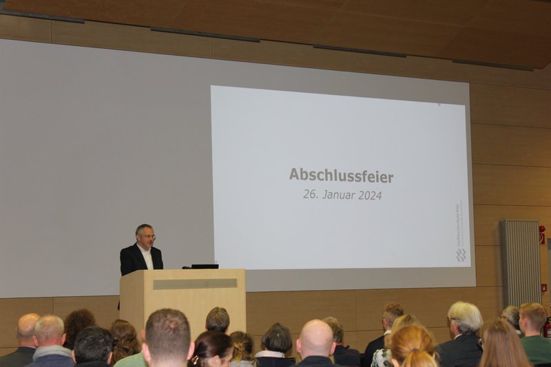 Dekan Prof. Dr. Marco Hardiman begrüßt die Anwesenden