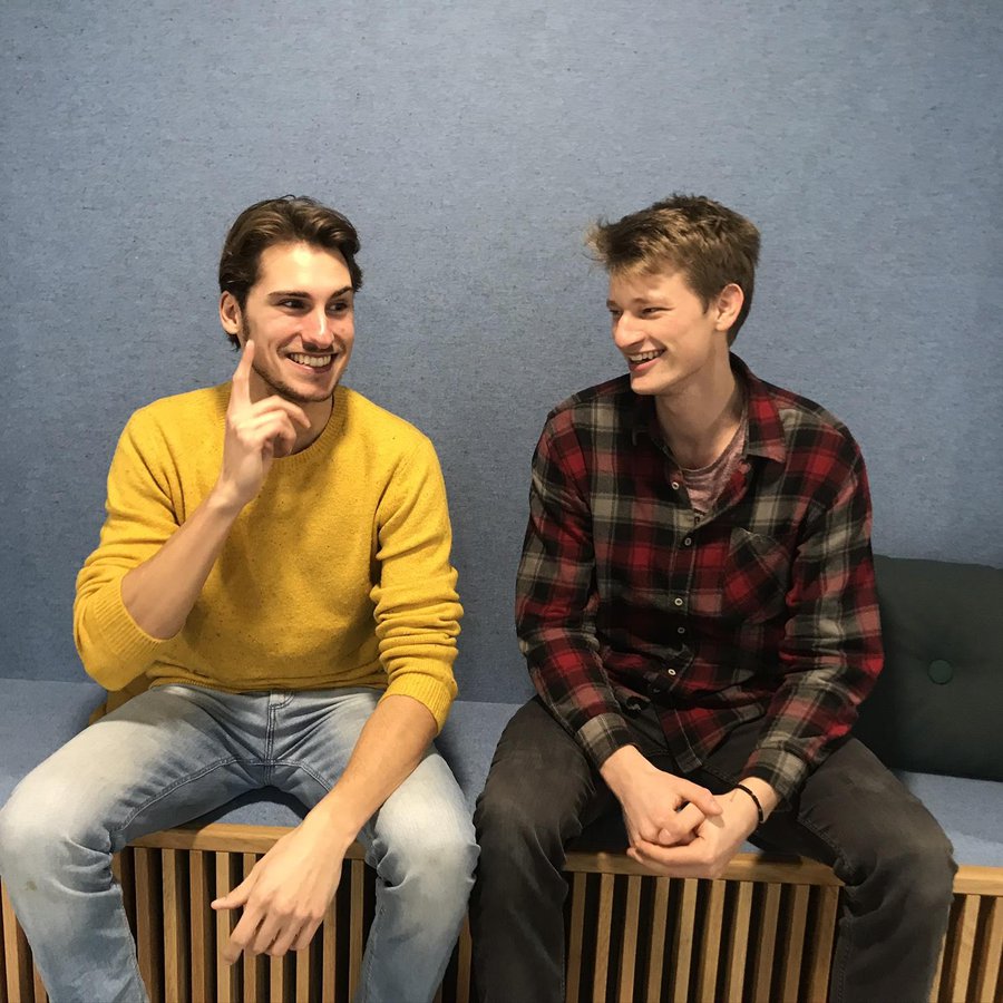 Jona Steinhardt und Marvin Ottersberg sitzen in einer Nische im Coworkungspace Fleet 7