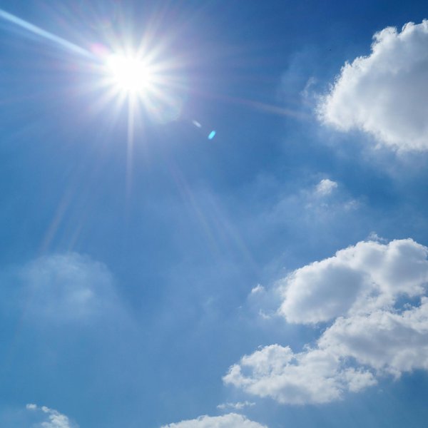 Sonne und blauer Himmel