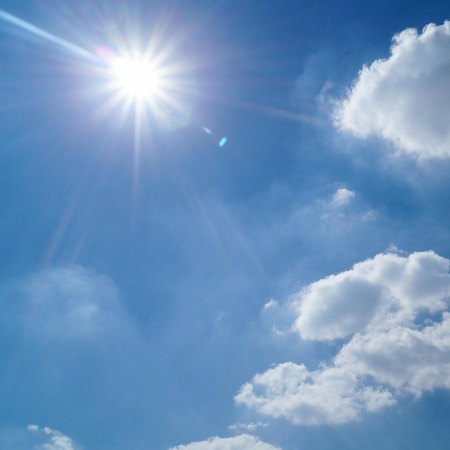 Sonne und blauer Himmel