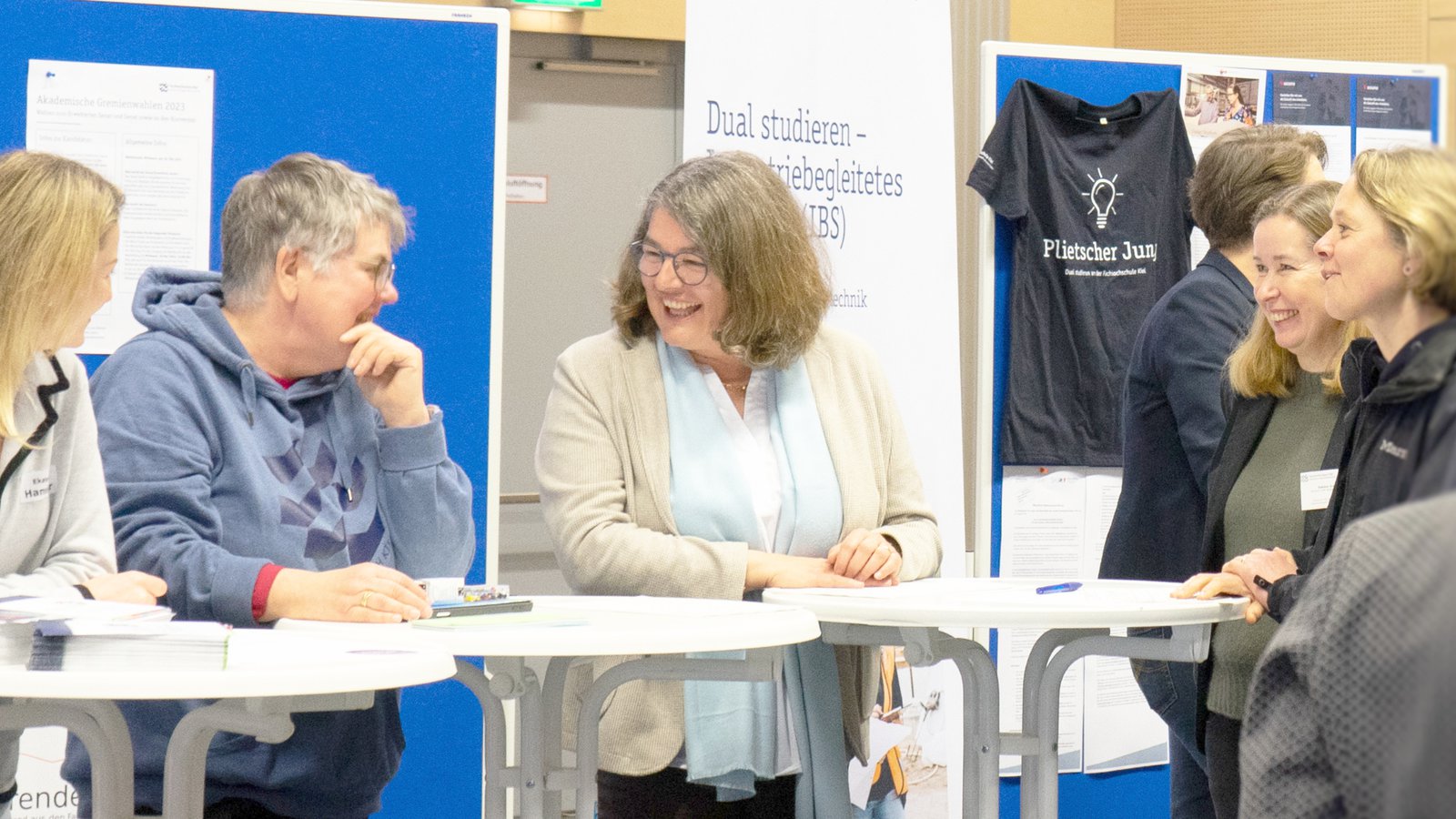 Lehrkräfte reden begeistert miteinander